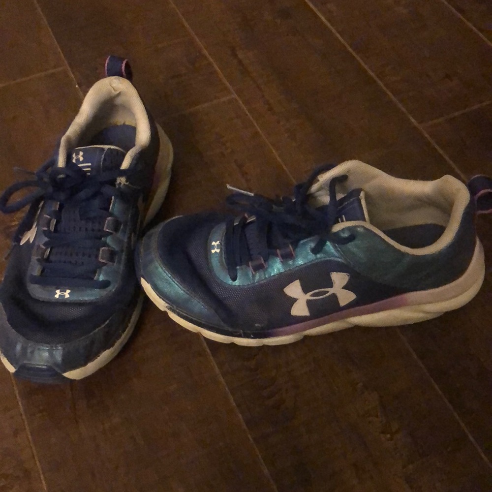 Girls under armour size 3.5